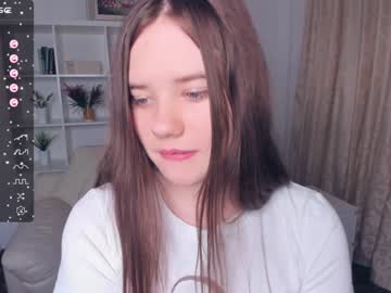girl
        kristi_zenn cam image #2106458