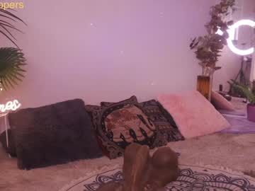 girl
        cooper_reds cam image #3043618