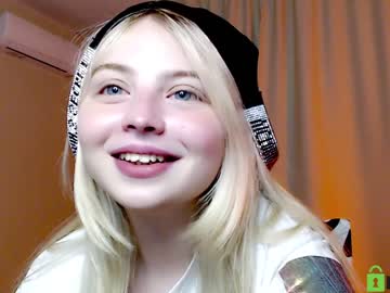 girl
        shy_blondiee cam image #545424