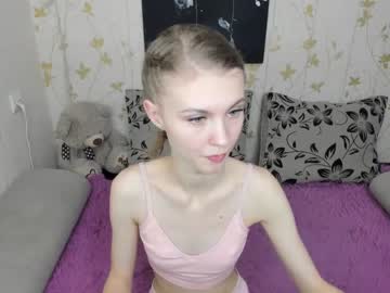 girl
        phoebepaw cam image #2381525