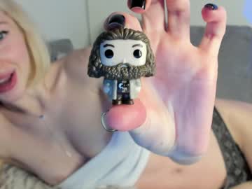 girl
        yournaughtymiss cam image #928866