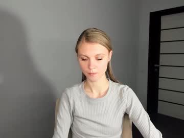 girl
        phoebepaw cam image #3951891