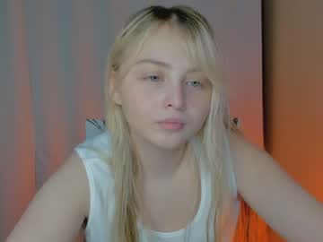 girl
        shy_blondiee cam image #549953