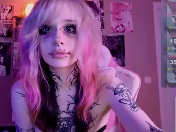 girl
        lollyshy__ cam image #4169644