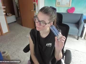 girl
        cidergal69 cam image #4231616