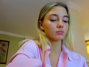 girl
        lilly_mattsson cam image #1670209