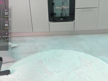 girl
        lizzy_peach cam image #3405005
