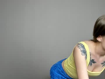 girl
        mia_monk cam image #185019