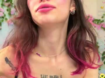 girl
        breeding_material cam image #4110891