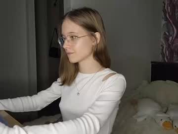 girl
        lowress cam image #4197007