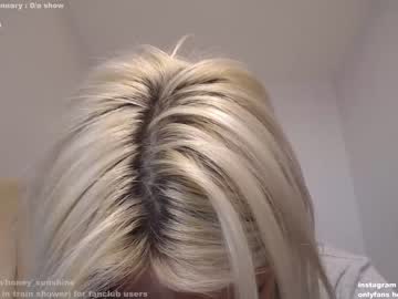 girl
        honey_sunshine cam image #2131989