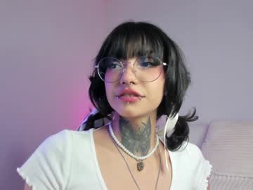 girl
        breeding_material cam image #2846472
