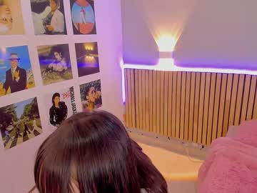 girl
        little_effy18 cam image #1847686
