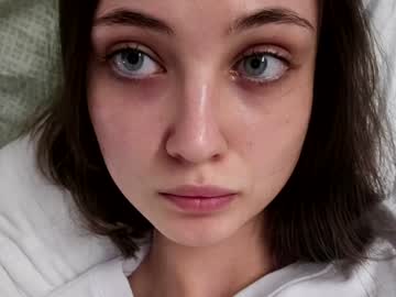 girl
        lauratanguy cam image #3895652