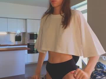 girl
        lucettagibbard cam image #3324160