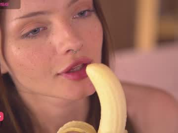 girl
        bellacle cam image #2884345