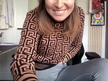 girl
        eatmypie69 cam image #2428561