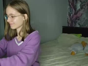 girl
        lowress cam image #4191938