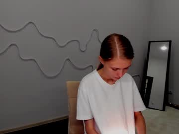 girl
        phoebepaw cam image #3108700