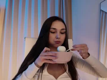 girl
        hollyextra cam image #4623934