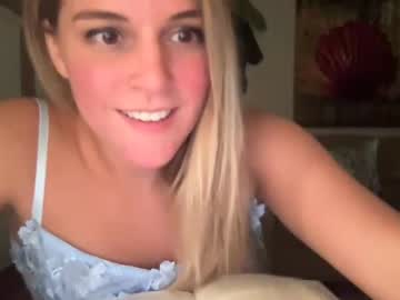 couple
        snowbunnyass cam image #929290