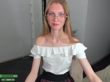 girl
        phoebepaw cam image #4350603
