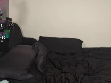 girl
        gomoreup cam image #2945481