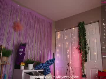 girl
        madisynwood cam image #1460058