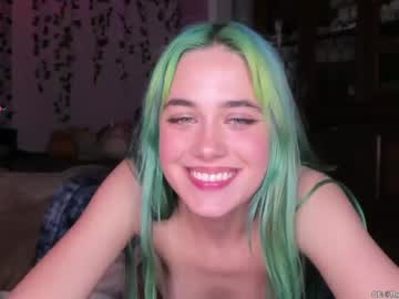 girl
        fairyinthewild cam image #2163767