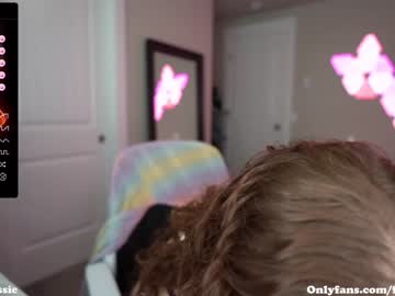 girl
        fiery_redhead cam image #2637543
