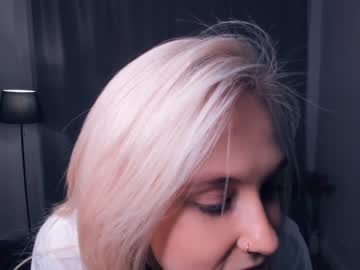 girl
        sellar_moon cam image #1831616