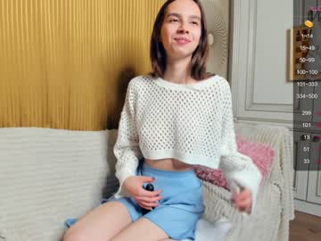 girl
        happiness_call cam image #2034654