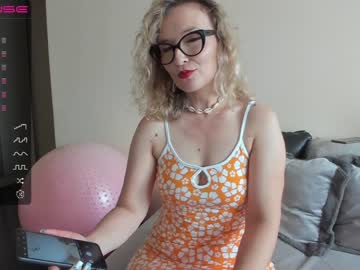 girl
        emilymilf__ cam image #1336524