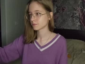 girl
        lowress cam image #4212293