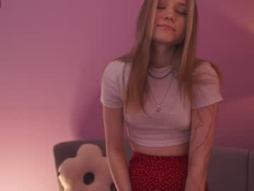 girl
        alisia_spinnet cam image #2169980