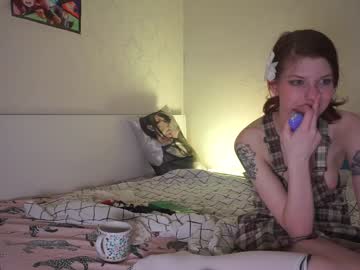 girl
        l1l_kitten cam image #2565149