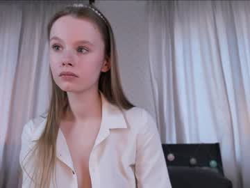 girl
        aislyworld cam image #2419391