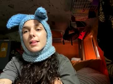 couple
        roocloo cam image #3595144