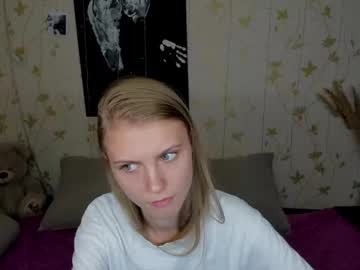girl
        phoebepaw cam image #2941157