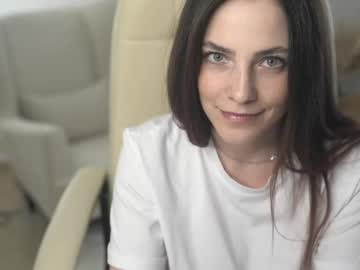 girl
        dreamy_fervor cam image #4173263