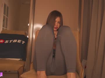 girl
        leyla_ly cam image #3609520