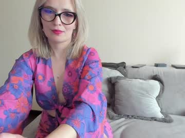 girl
        emilymilf__ cam image #729066
