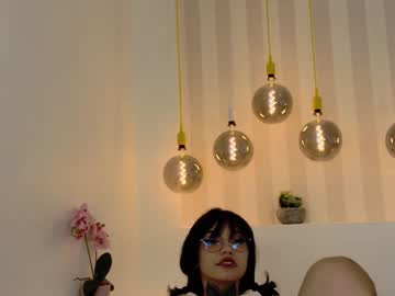 girl
        breeding_material cam image #3593745