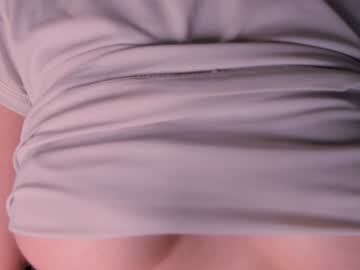 girl
        lauratanguy cam image #3450079