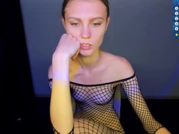 girl
        phoebepaw cam image #3546060