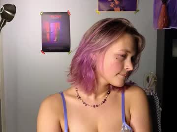 girl
        new_purple cam image #4265115