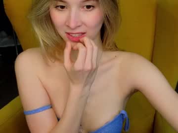 girl
        milablush cam image #2496484