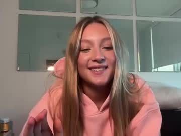 girl
        lexaarose05 cam image #4433345