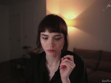 girl
        luna_ai cam image #3048510