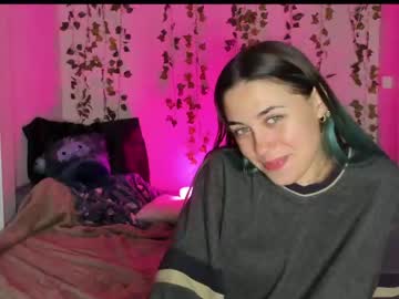 girl
        fairyinthewild cam image #1747515
